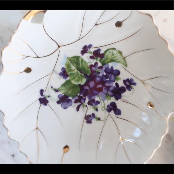Vintage white and purple floral plates - Picture 4 of 6